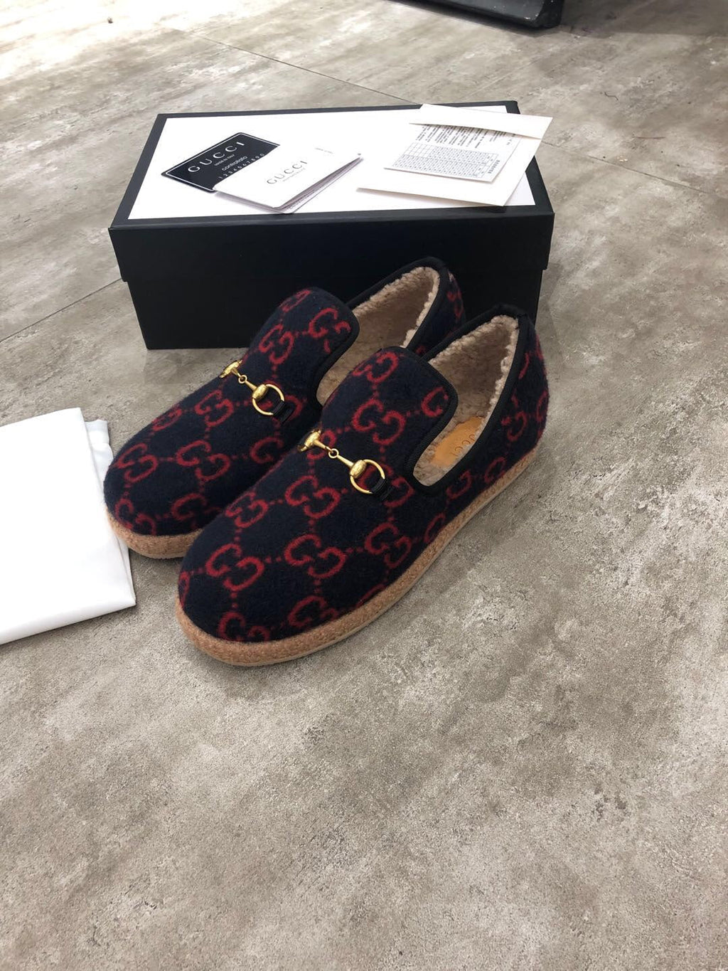 GUCCI HORSEBIT LOAFER IN BLACK MIX RED WOOL AND LAMB FUR LINING