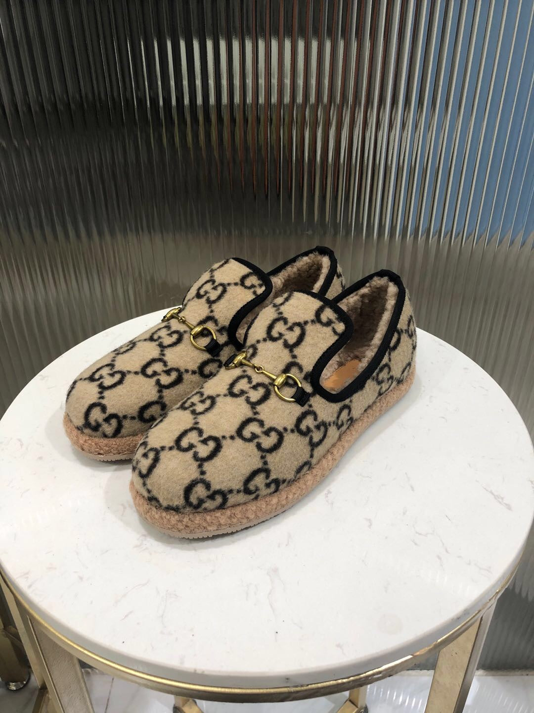 GUCCI HORSEBIT LOAFER IN BEIGE MIX BLACK WOOL AND LAMB FUR LINING