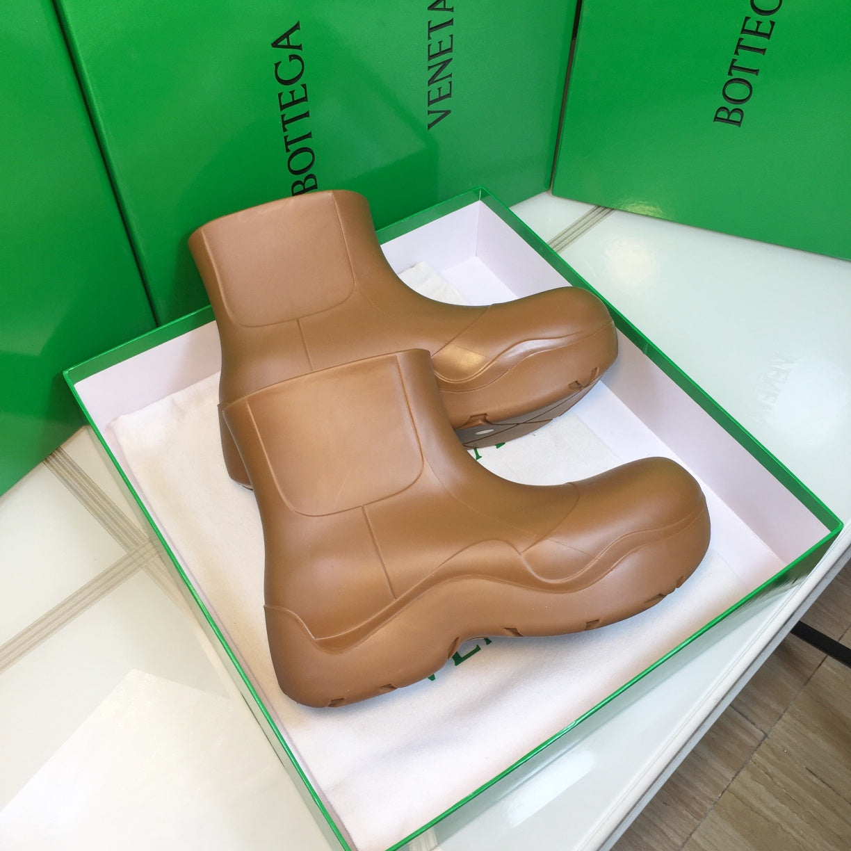 BOTTEGA VENETA PUDDLE ANKLE BOOT IN CAMEL BEIGE RUBBER