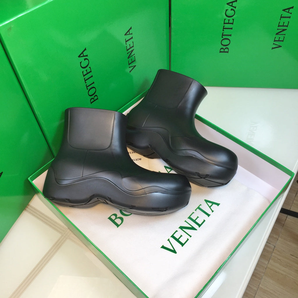 BOTTEGA VENETA PUDDLE ANKLE BOOT IN BLACK RUBBER