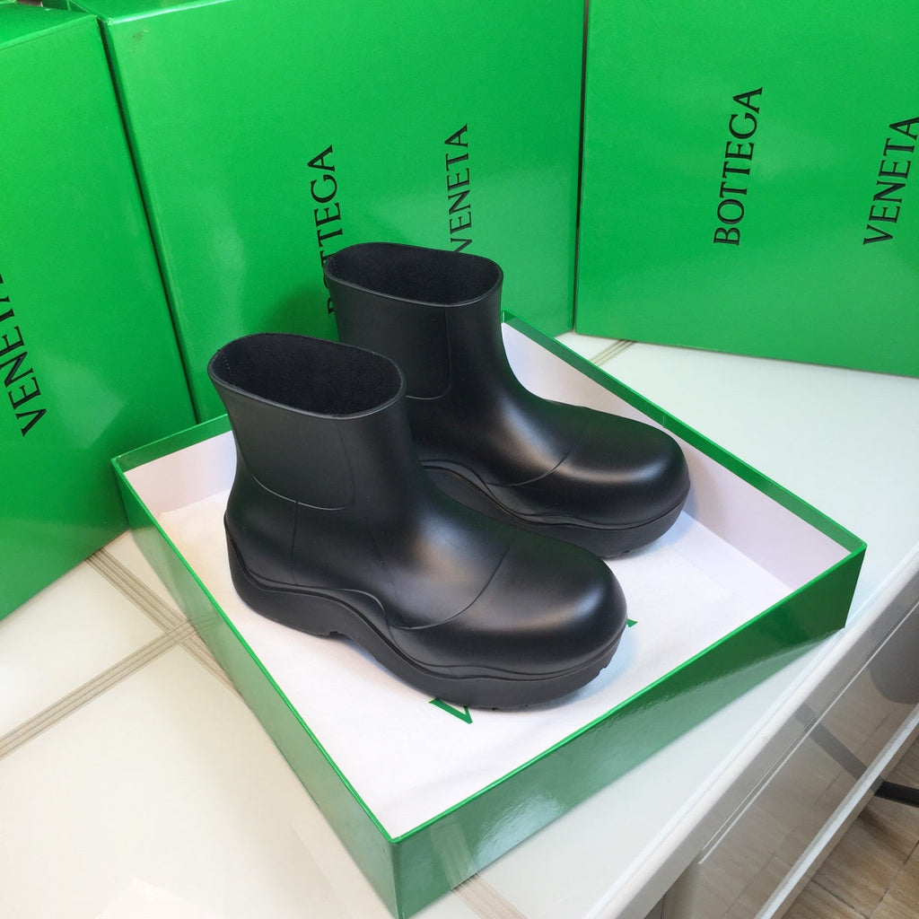 BOTTEGA VENETA PUDDLE ANKLE BOOT IN BLACK RUBBER