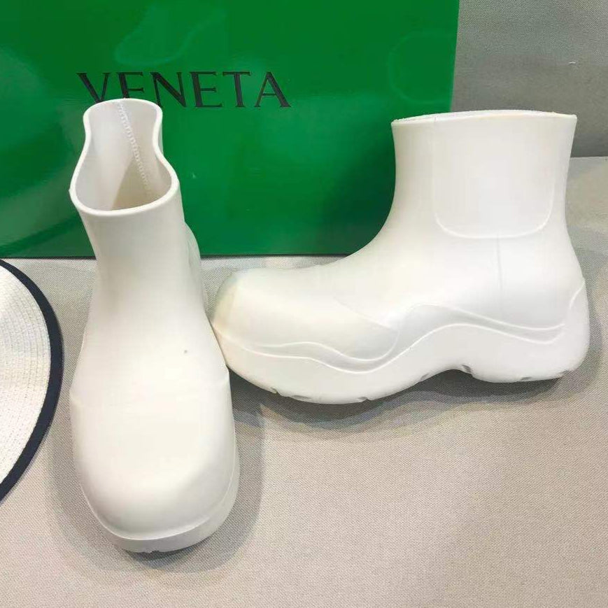 BOTTEGA VENETA PUDDLE ANKLE BOOT IN WHITE RUBBER