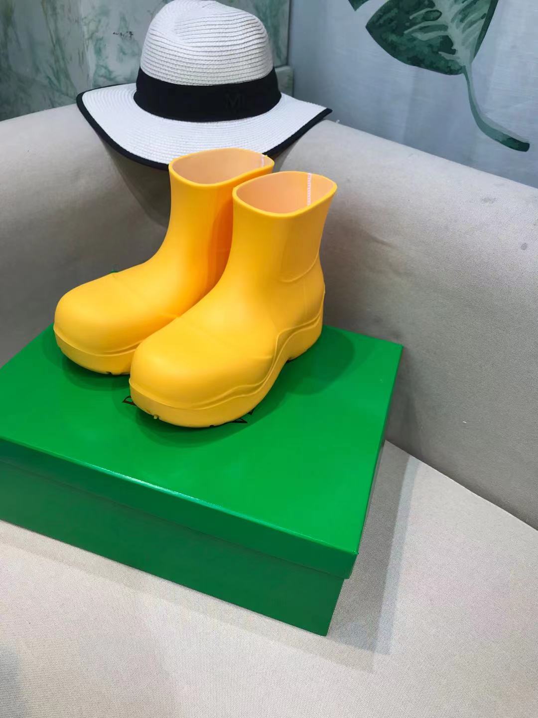 BOTTEGA VENETA PUDDLE ANKLE BOOT IN BRIGHT YELLOW RUBBER