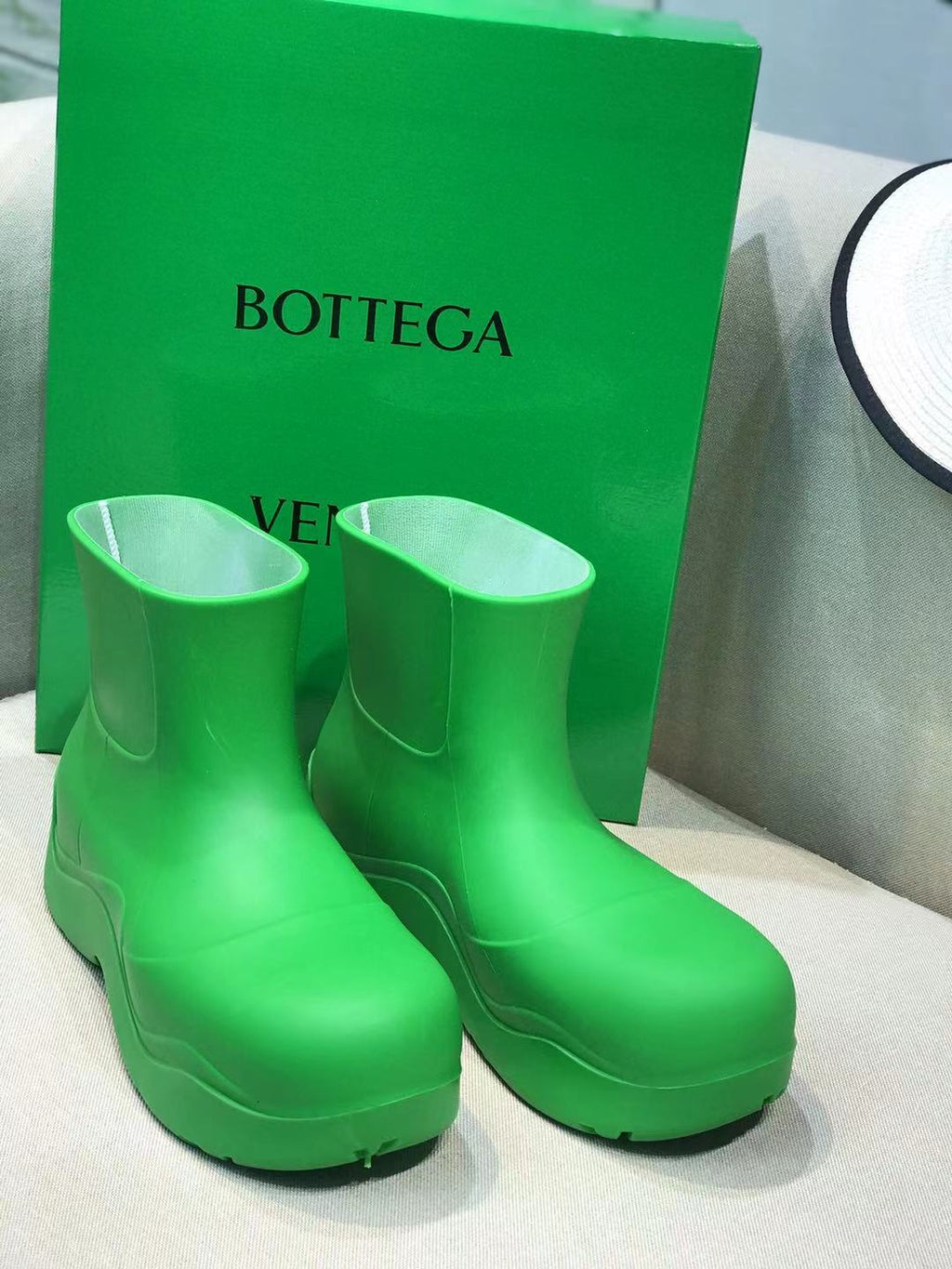 BOTTEGA VENETA PUDDLE ANKLE BOOT IN EMERALD GREEN RUBBER