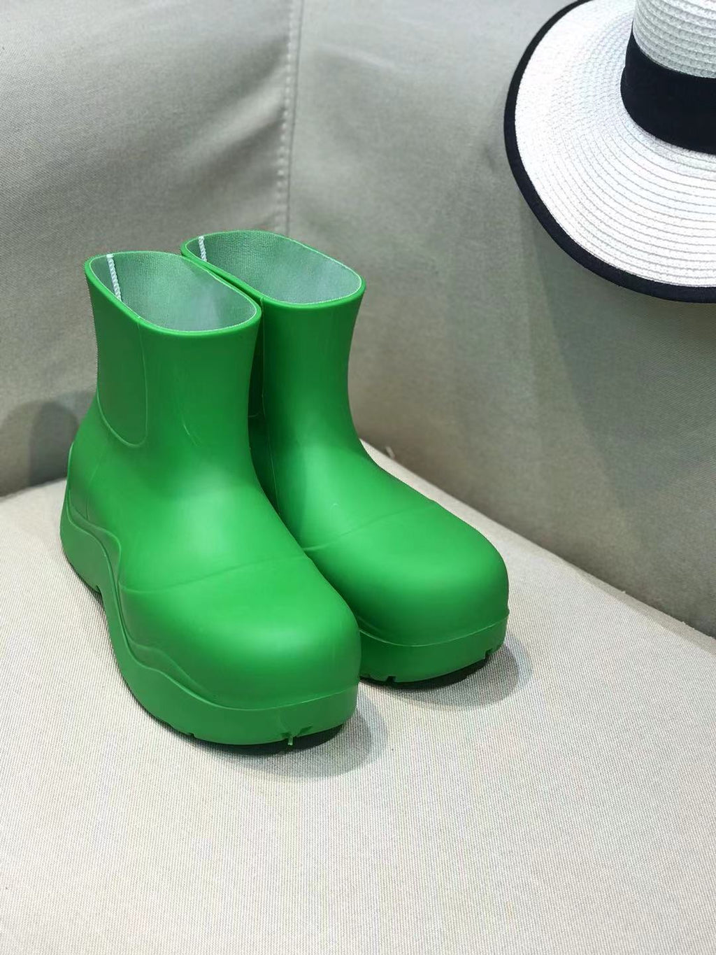 BOTTEGA VENETA PUDDLE ANKLE BOOT IN EMERALD GREEN RUBBER