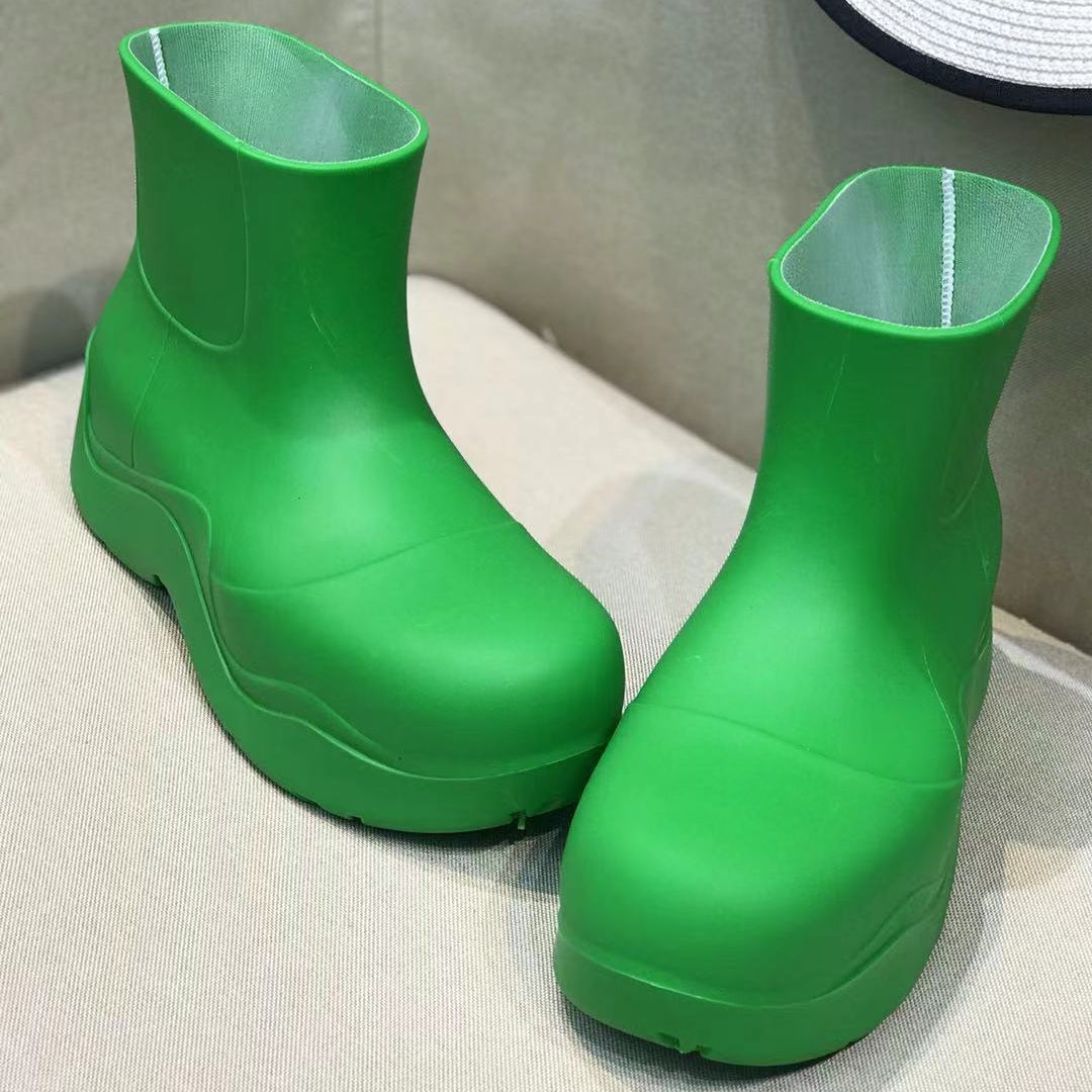 BOTTEGA VENETA PUDDLE ANKLE BOOT IN EMERALD GREEN RUBBER
