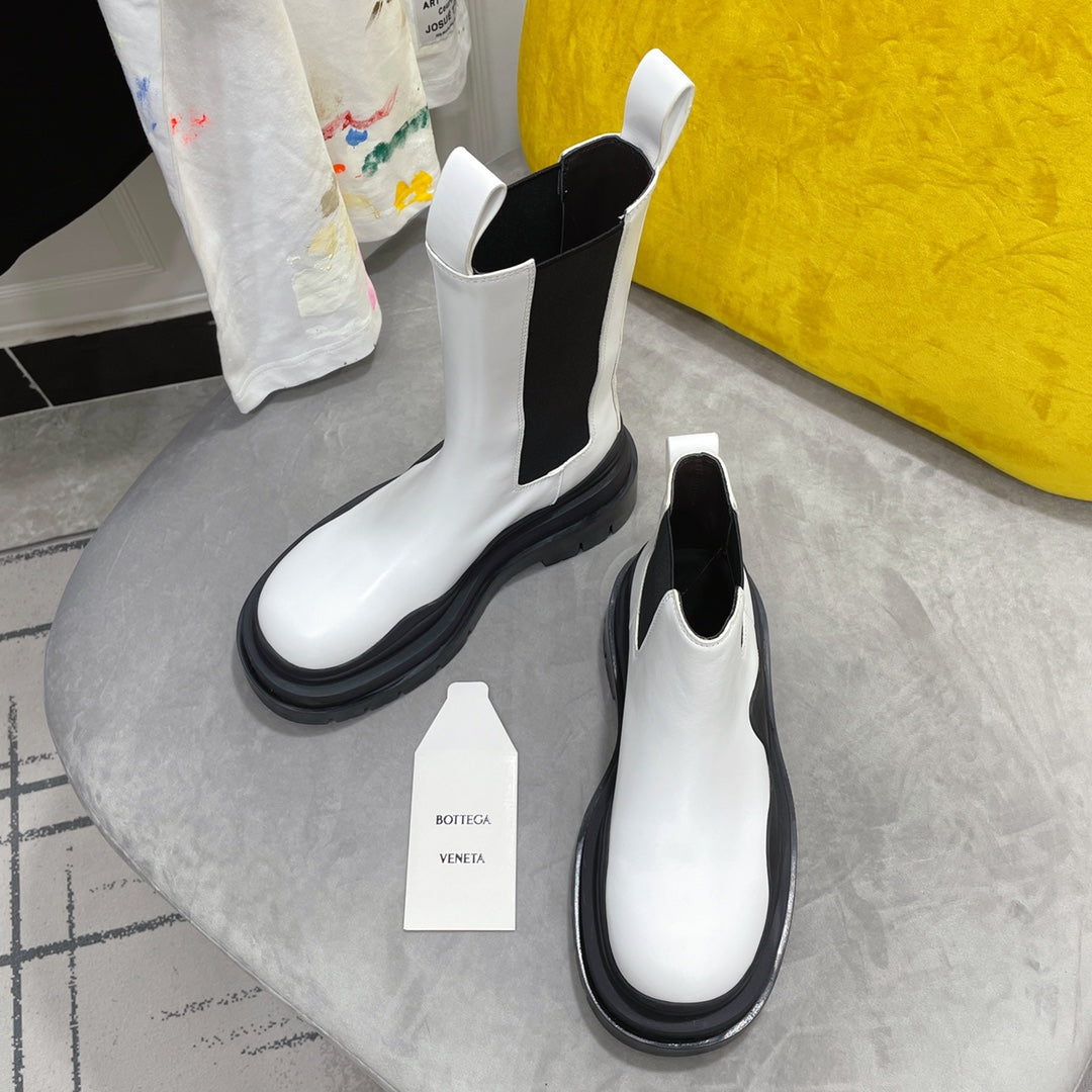 BOTTEGA VENETA TIRE CHELSEA BOOT IN WHITE MIX BLACK CALFSKIN