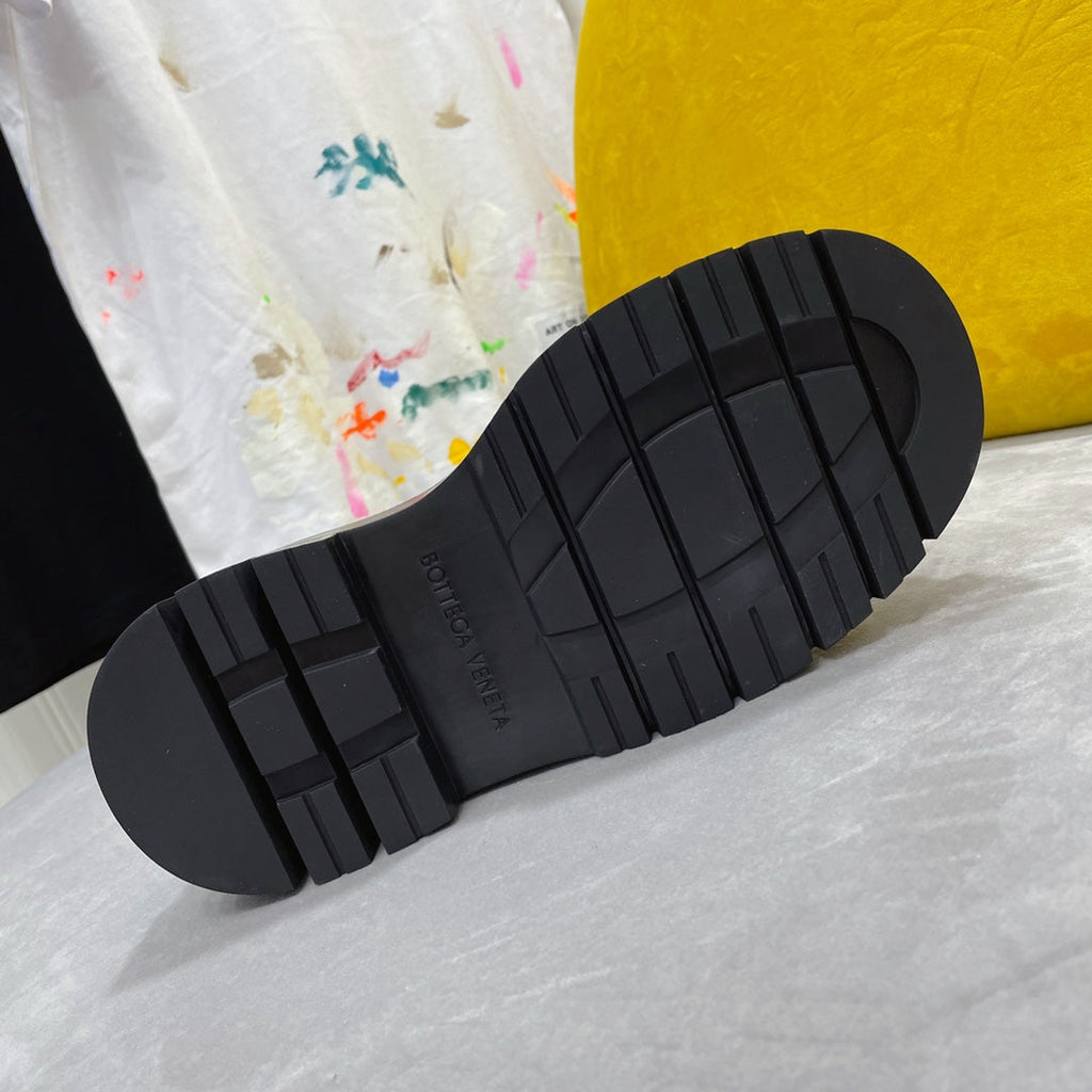 BOTTEGA VENETA TIRE CHELSEA BOOT IN WHITE MIX BLACK CALFSKIN