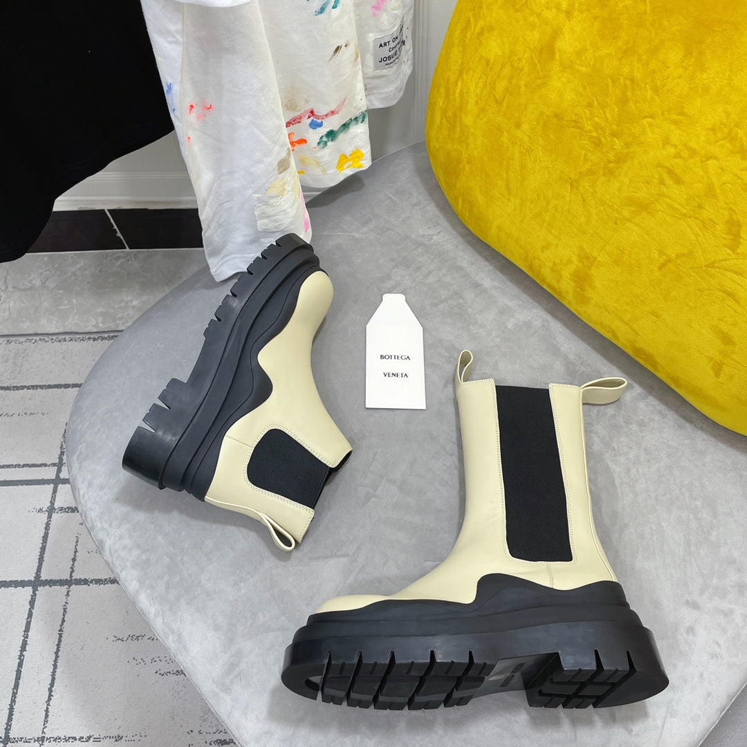 BOTTEGA VENETA TIRE CHELSEA BOOT IN BLACK MIX BISQUE BEIGE CALFSKIN