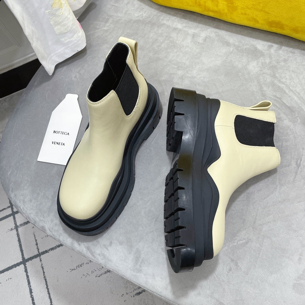 BOTTEGA VENETA TIRE CHELSEA BOOT IN BLACK MIX BISQUE BEIGE CALFSKIN