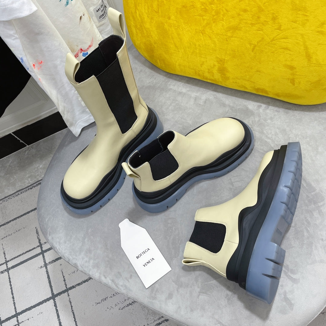 BOTTEGA VENETA TIRE CHELSEA BOOT IN BLACK MIX BISQUE BEIGE CALFSKIN WITH STEEL BLUE SOLE