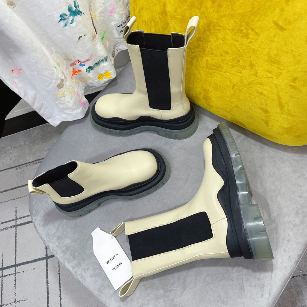 BOTTEGA VENETA TIRE CHELSEA BOOT IN BLACK MIX BISQUE BEIGE CALFSKIN WITH TRANSPARENT SOLE