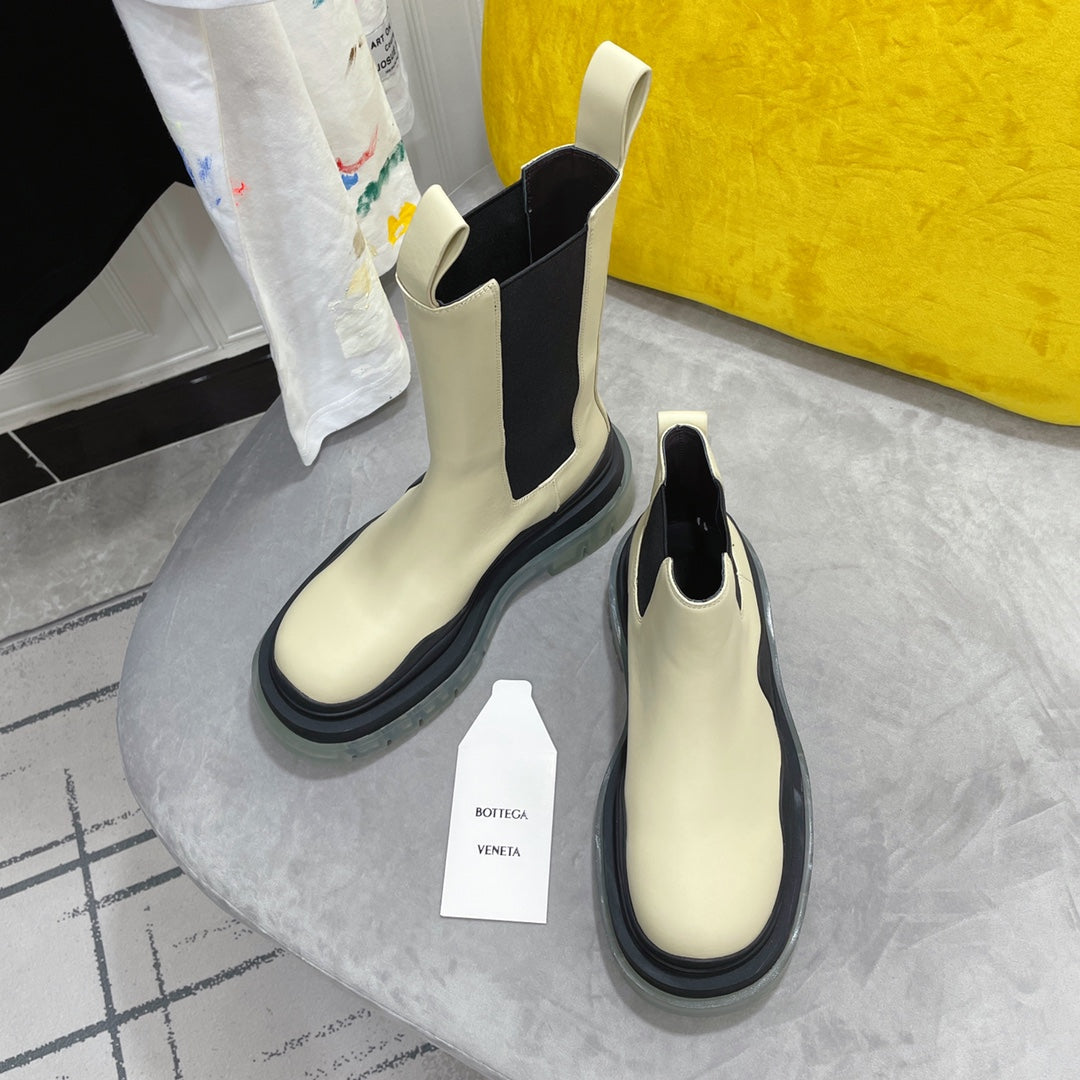 BOTTEGA VENETA TIRE CHELSEA BOOT IN BLACK MIX BISQUE BEIGE CALFSKIN WITH TRANSPARENT SOLE