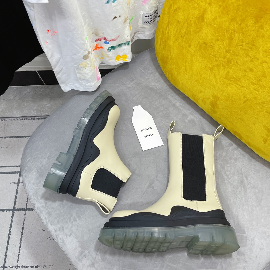 BOTTEGA VENETA TIRE CHELSEA BOOT IN BLACK MIX BISQUE BEIGE CALFSKIN WITH TRANSPARENT SOLE
