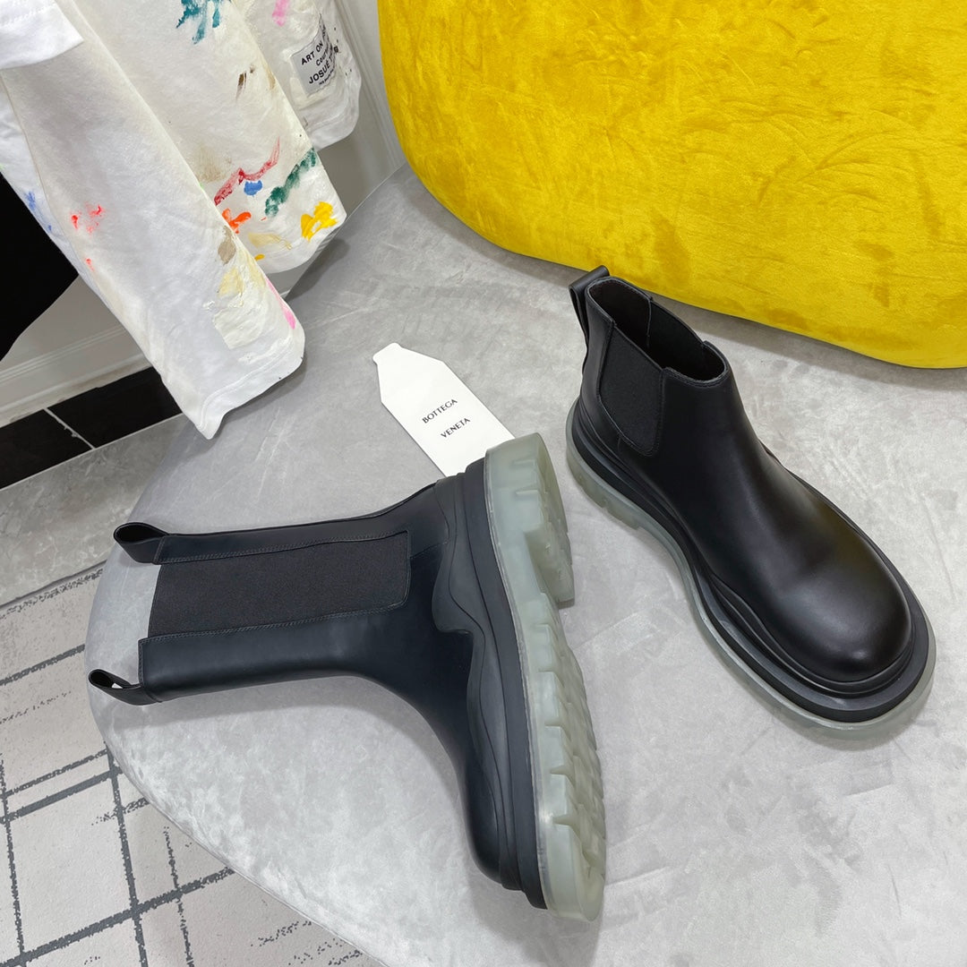 BOTTEGA VENETA TIRE CHELSEA BOOT IN BLACK CALFSKIN WITH PALE GRAY SOLE