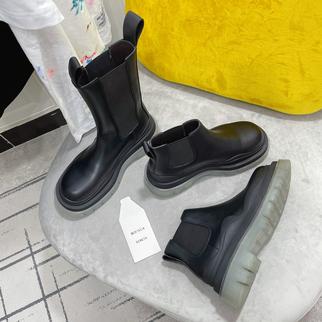 BOTTEGA VENETA TIRE CHELSEA BOOT IN BLACK CALFSKIN WITH PALE GRAY SOLE
