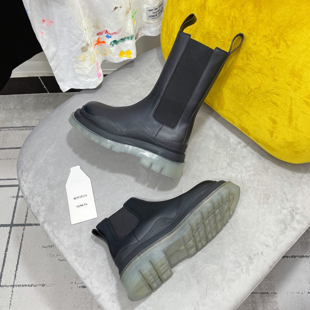 BOTTEGA VENETA TIRE CHELSEA BOOT IN BLACK CALFSKIN WITH PALE GRAY SOLE