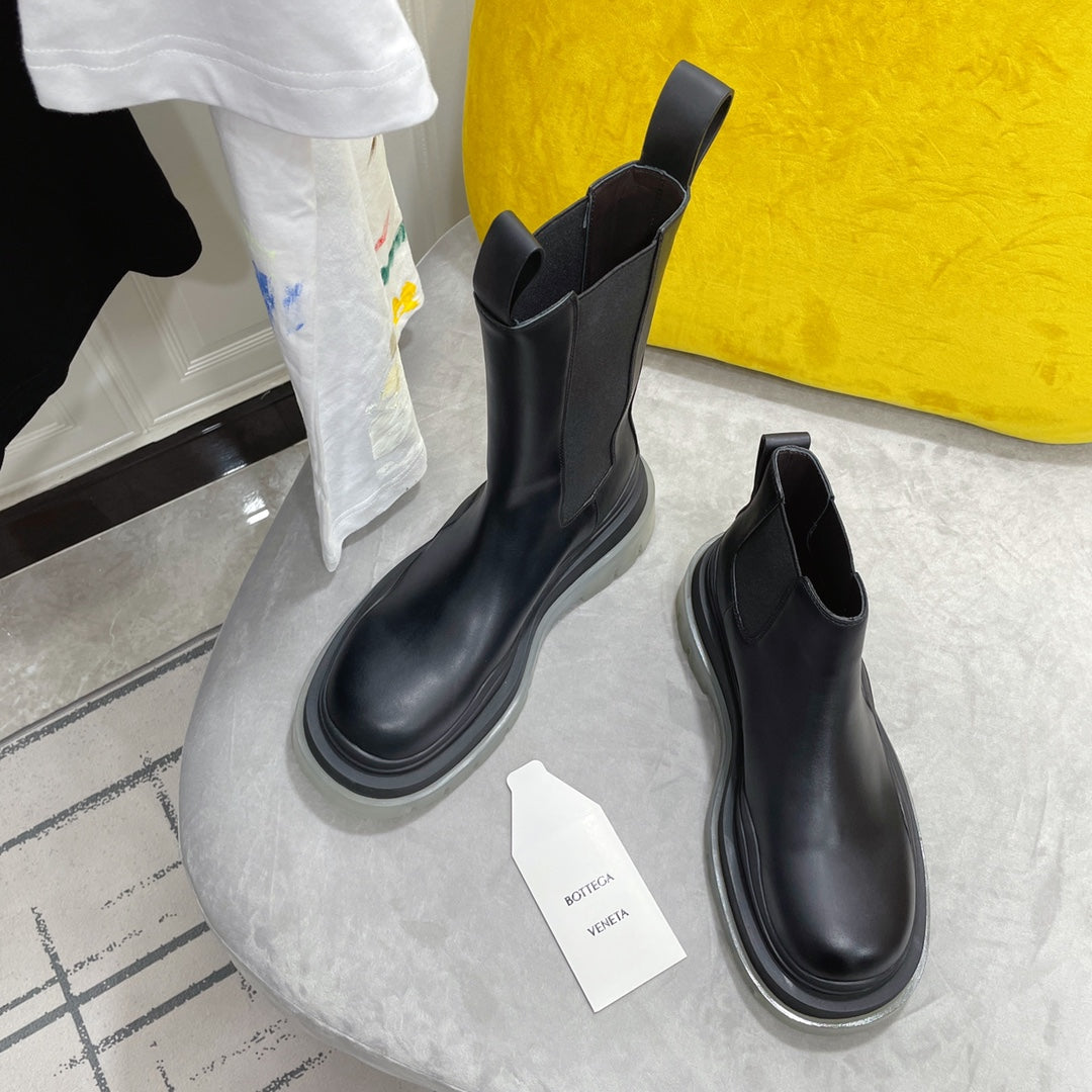 BOTTEGA VENETA TIRE CHELSEA BOOT IN BLACK CALFSKIN WITH PALE GRAY SOLE