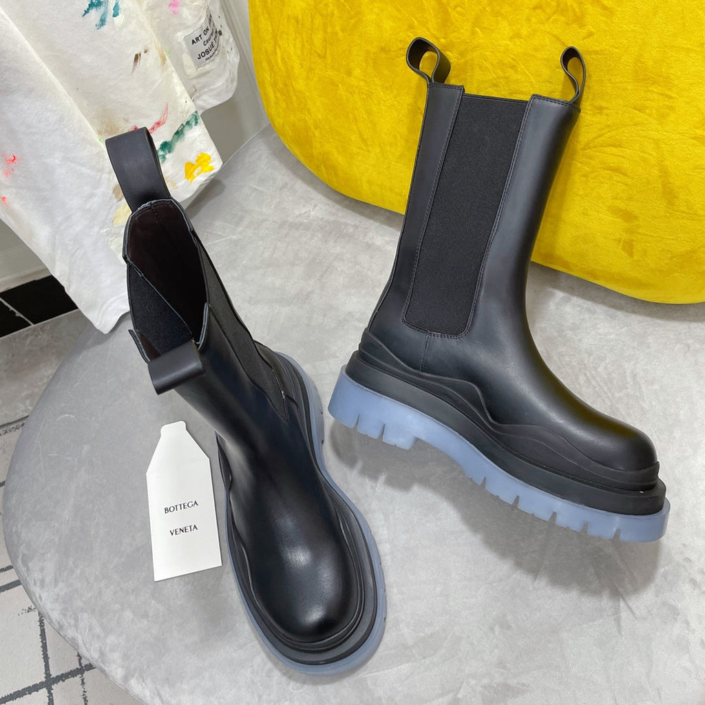 BOTTEGA VENETA TIRE CHELSEA BOOT IN BLACK MIX ICE BLUE CALFSKIN