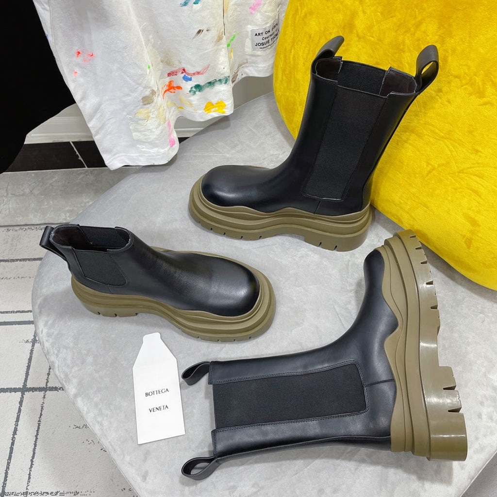BOTTEGA VENETA TIRE CHELSEA BOOT IN BLACK MIX OLIVE GREEN CALFSKIN