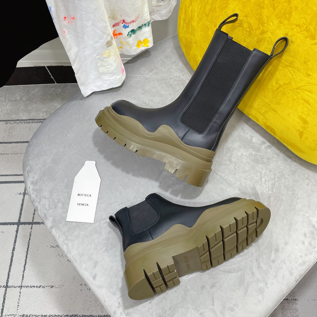 BOTTEGA VENETA TIRE CHELSEA BOOT IN BLACK MIX OLIVE GREEN CALFSKIN