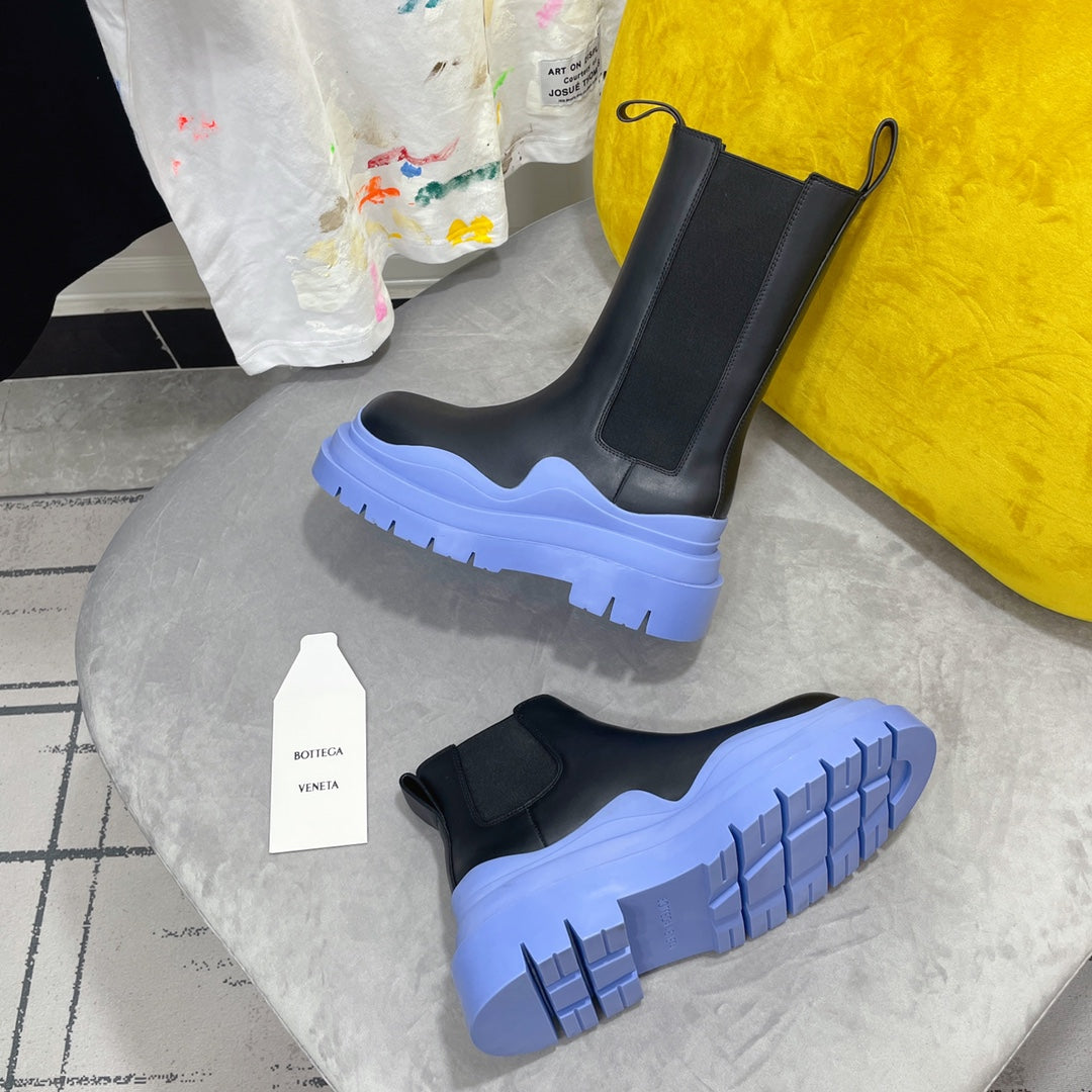 BOTTEGA VENETA TIRE CHELSEA BOOT IN BLACK MIX CORNFLOWER BLUE CALFSKIN