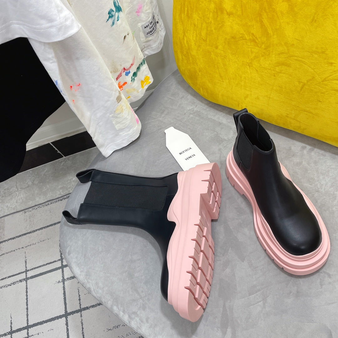 BOTTEGA VENETA TIRE CHELSEA BOOT IN PALE PINK MIX BLACK CALFSKIN