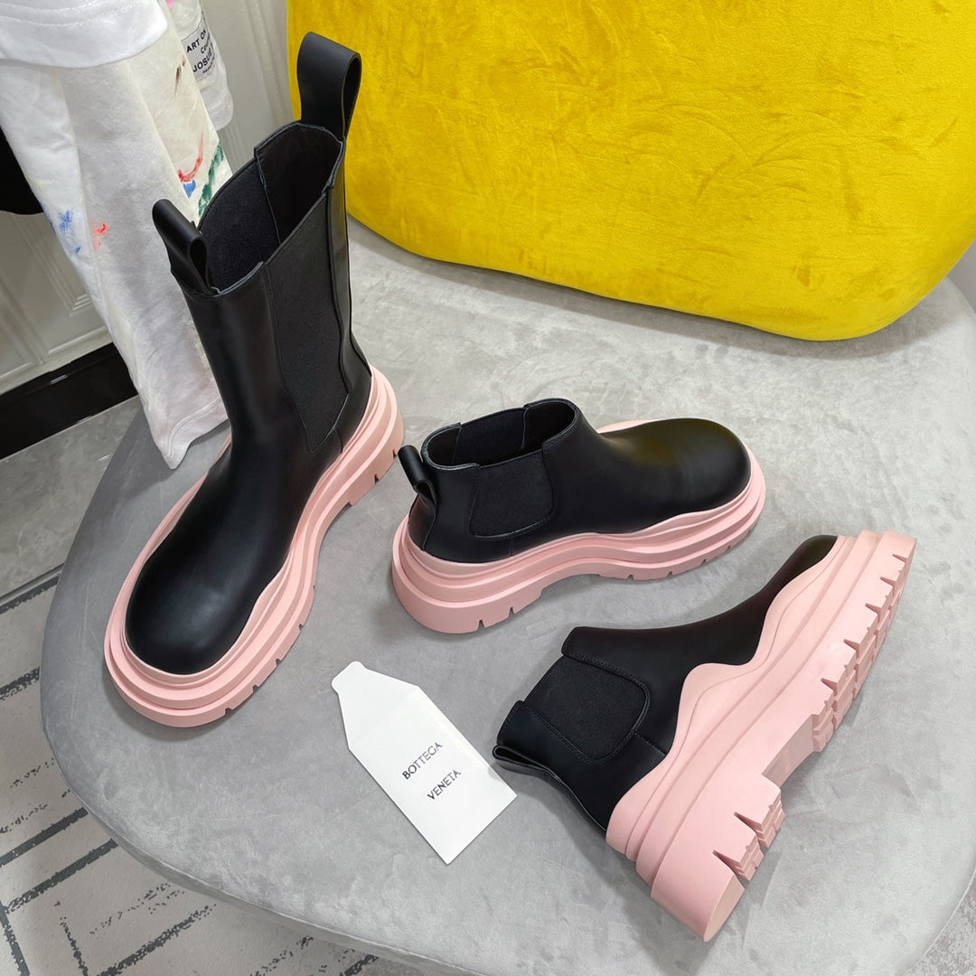 BOTTEGA VENETA TIRE CHELSEA BOOT IN PALE PINK MIX BLACK CALFSKIN