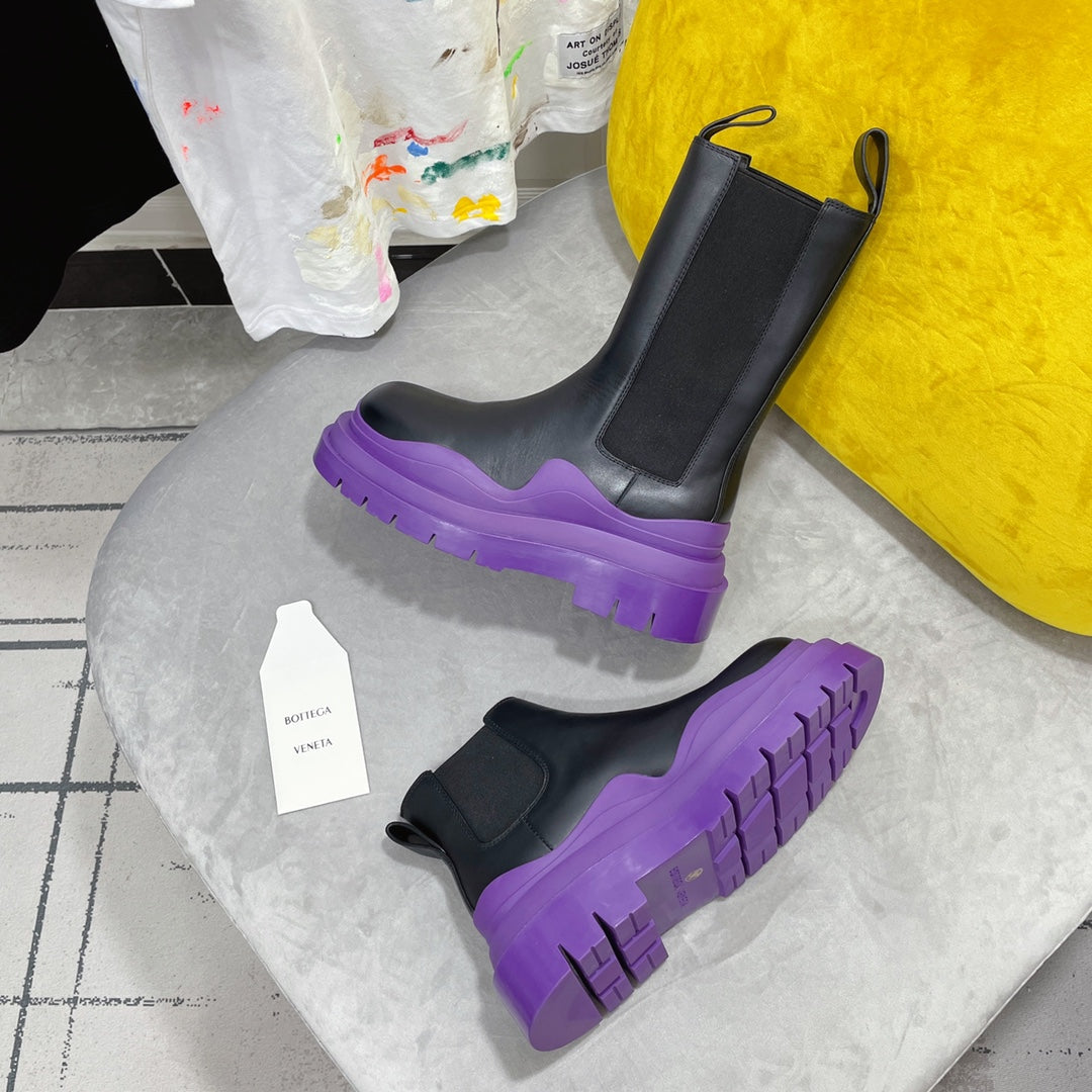 BOTTEGA VENETA TIRE CHELSEA BOOT IN BLACK MIX ROYAL PURPLE CALFSKIN