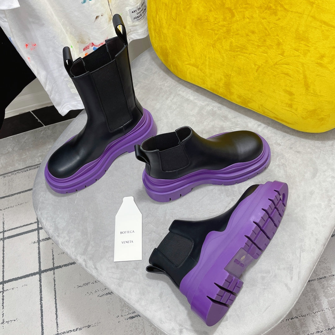 BOTTEGA VENETA TIRE CHELSEA BOOT IN BLACK MIX ROYAL PURPLE CALFSKIN