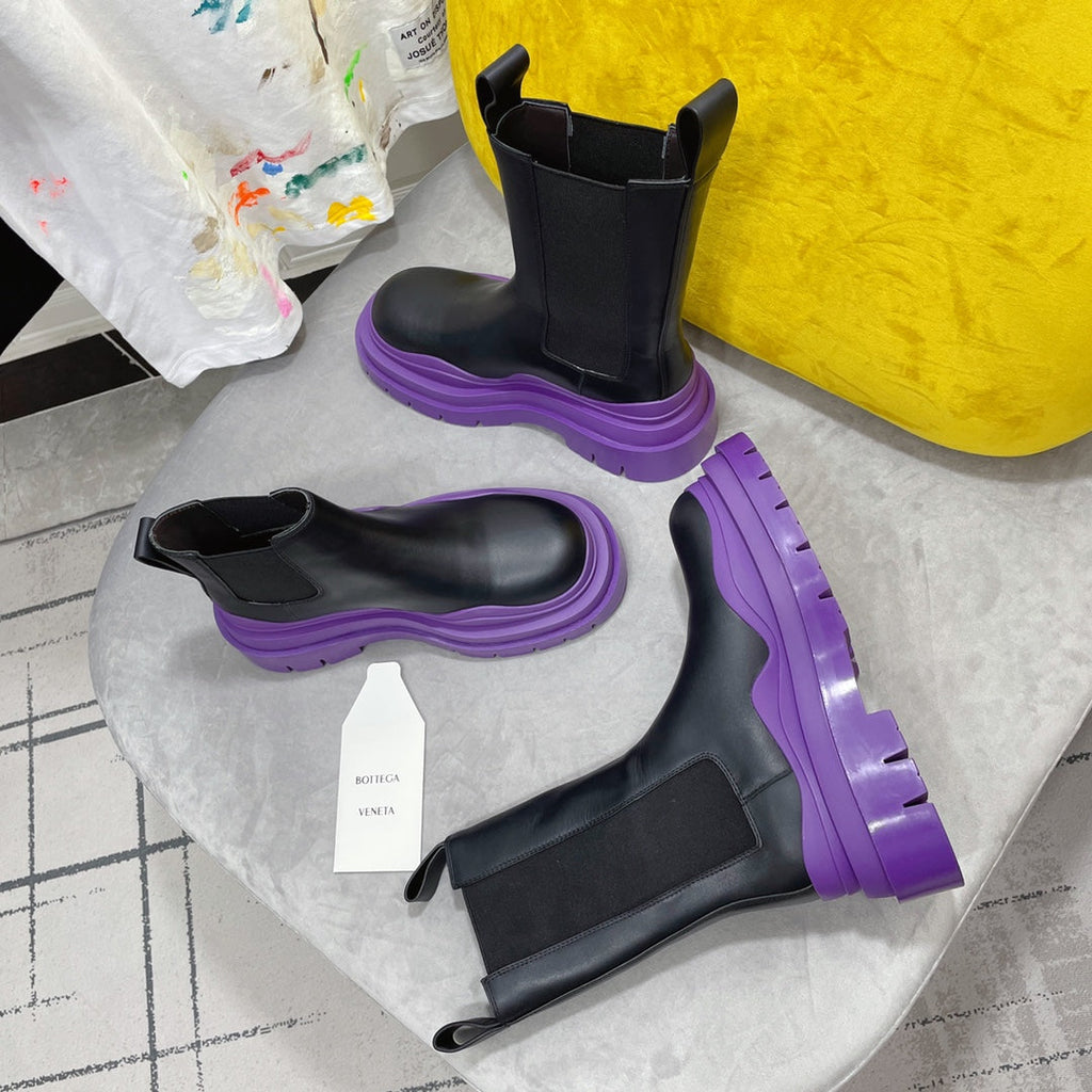 BOTTEGA VENETA TIRE CHELSEA BOOT IN BLACK MIX ROYAL PURPLE CALFSKIN