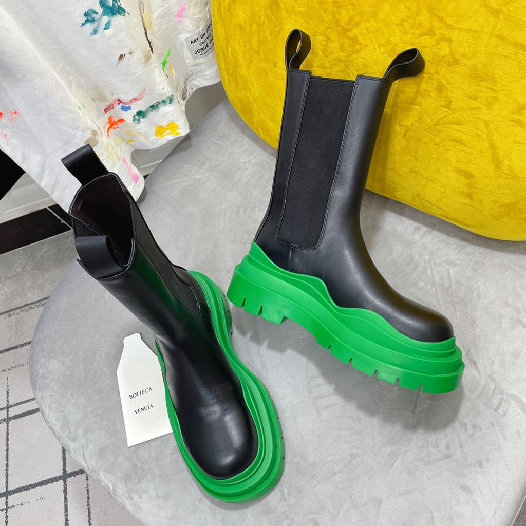 BOTTEGA VENETA TIRE CHELSEA BOOT IN BLACK MIX EMERALD GREEN CALFSKIN