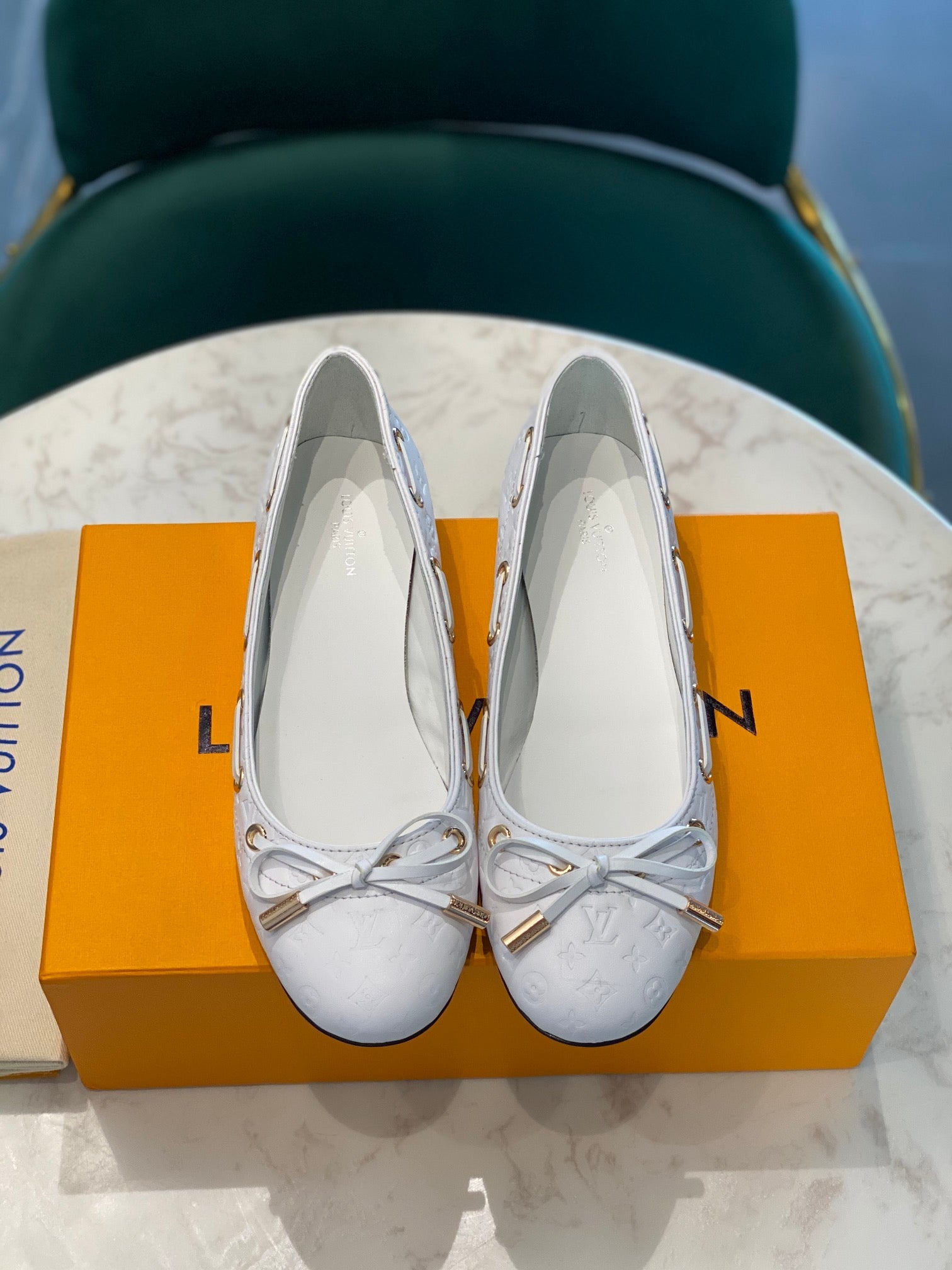 LOUIS VUITTON LV WOMEN'S BALLET FLAT IN WHITE EMBOSSED CALFSKIN WITH BOW