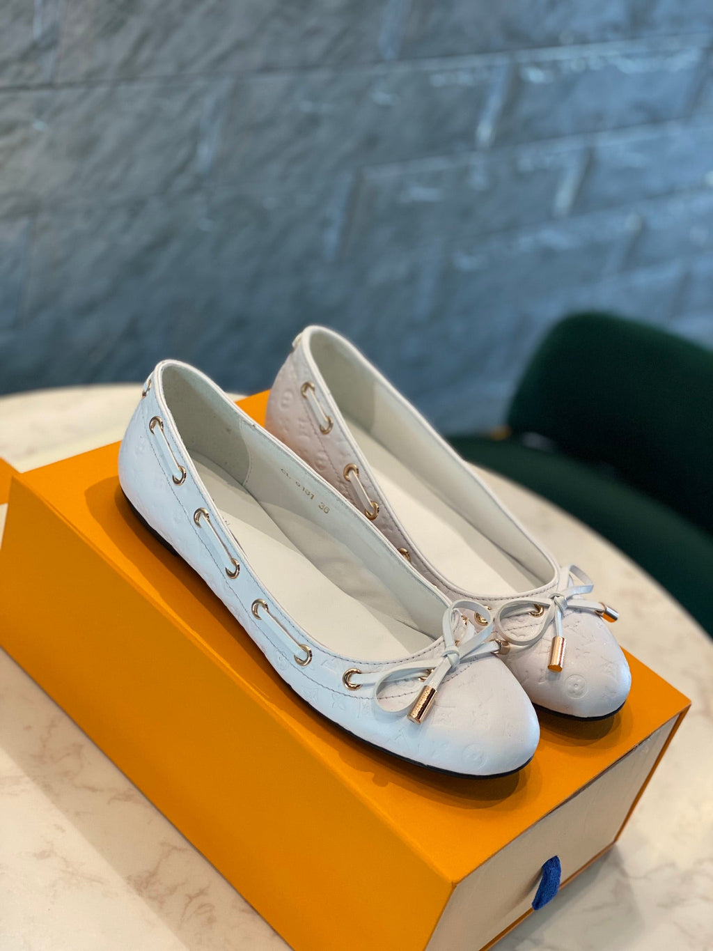 LOUIS VUITTON LV WOMEN'S BALLET FLAT IN WHITE EMBOSSED CALFSKIN WITH BOW