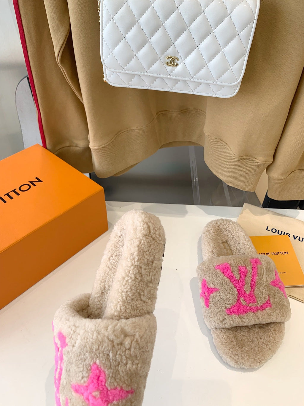LOUIS VUITTON LV WOMEN'S PASEO FLAT SLIPPER IN BEIGE FLEECE WITH BRIGHT PINK LOGO