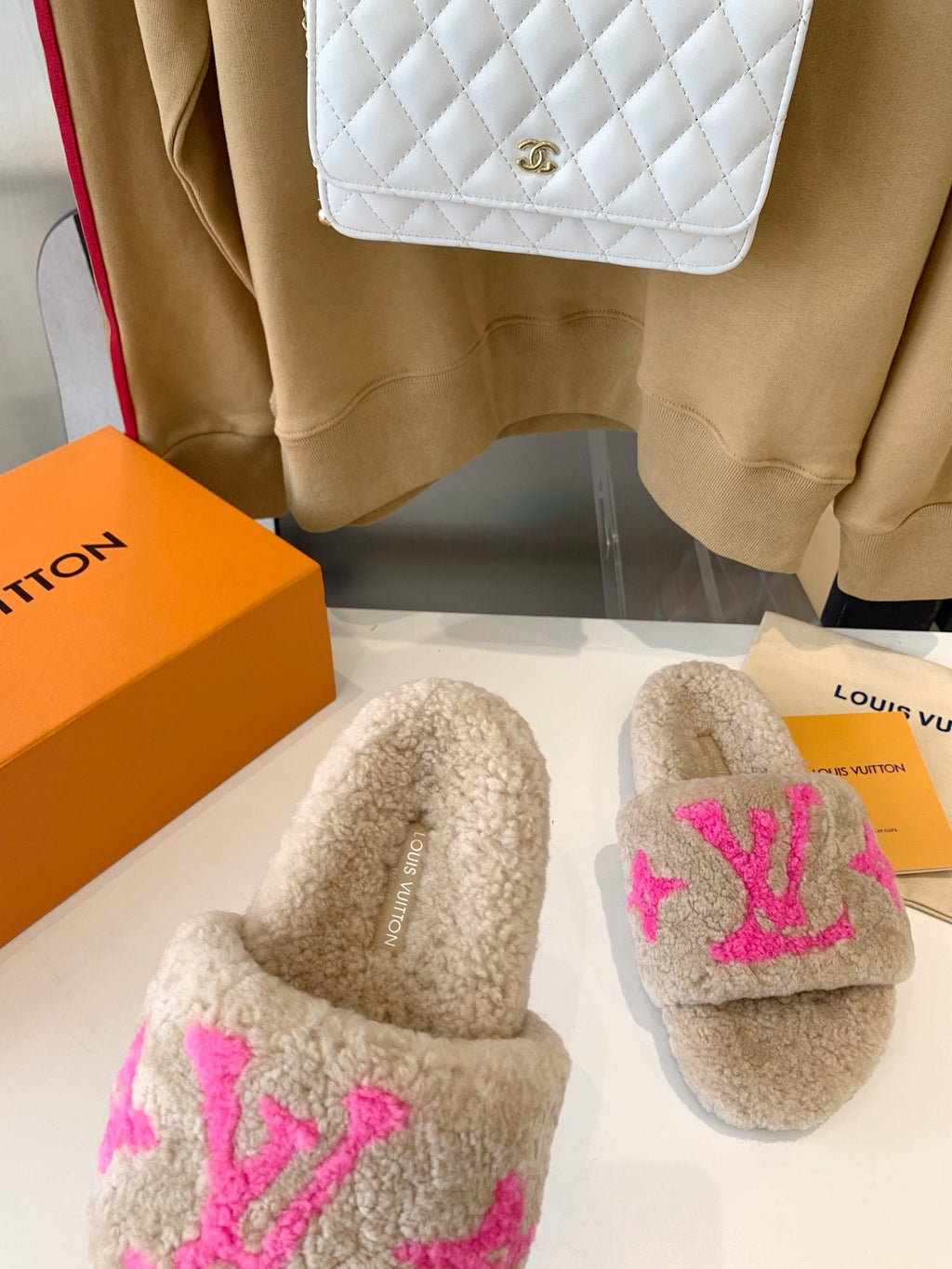 LOUIS VUITTON LV WOMEN'S PASEO FLAT SLIPPER IN BEIGE FLEECE WITH BRIGHT PINK LOGO