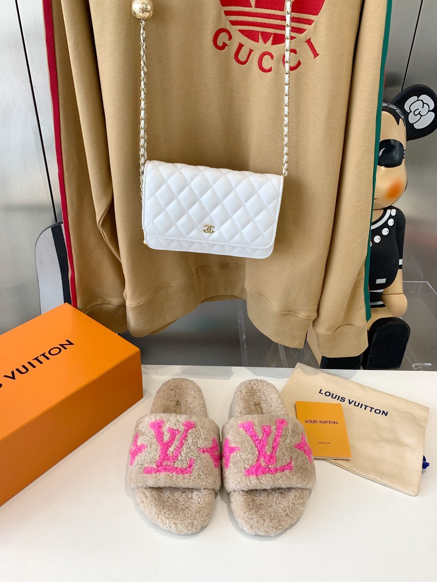 LOUIS VUITTON LV WOMEN'S PASEO FLAT SLIPPER IN BEIGE FLEECE WITH BRIGHT PINK LOGO
