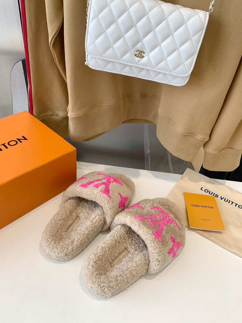 LOUIS VUITTON LV WOMEN'S PASEO FLAT SLIPPER IN BEIGE FLEECE WITH BRIGHT PINK LOGO
