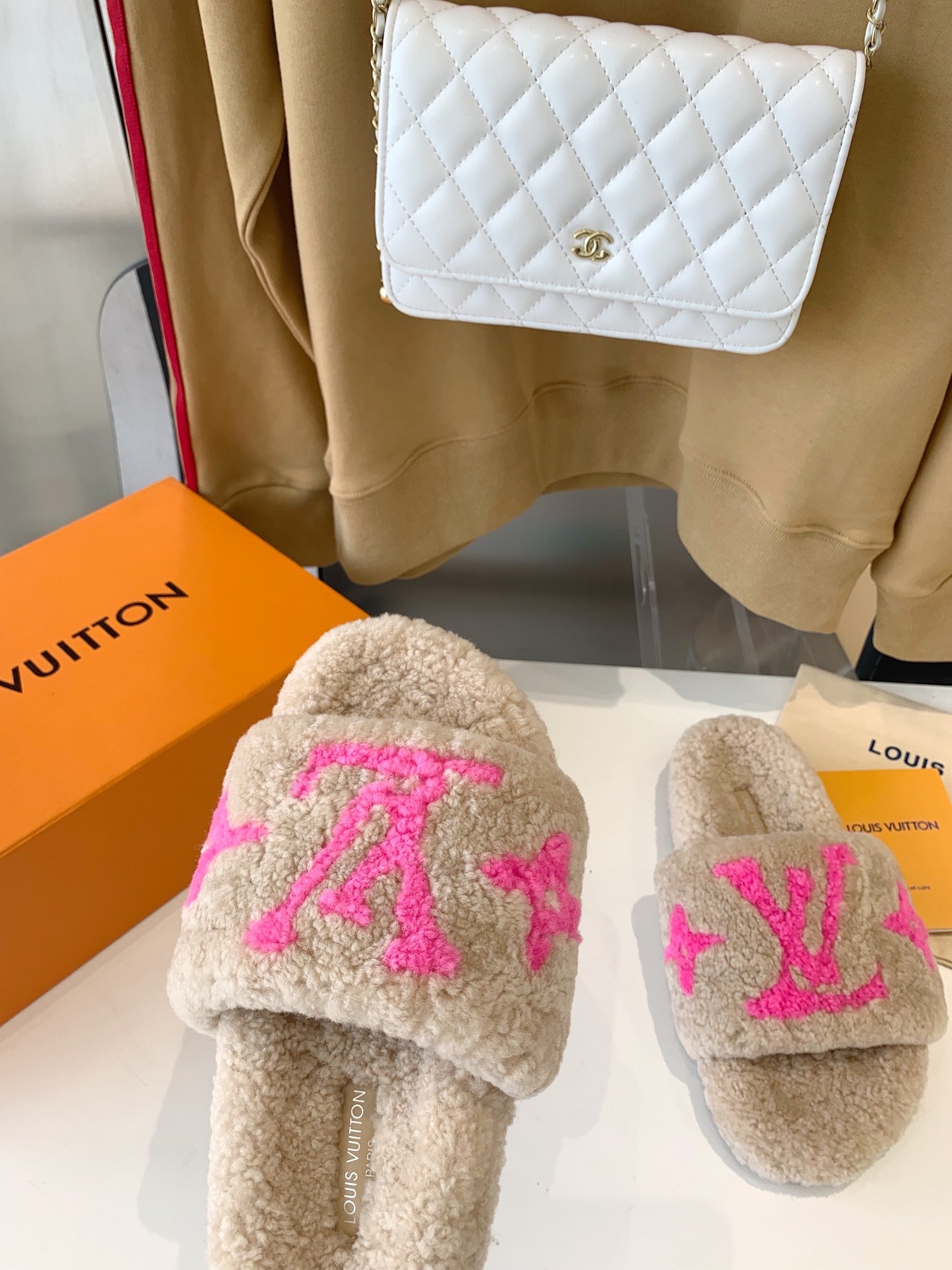 LOUIS VUITTON LV WOMEN'S PASEO FLAT SLIPPER IN BEIGE FLEECE WITH BRIGHT PINK LOGO