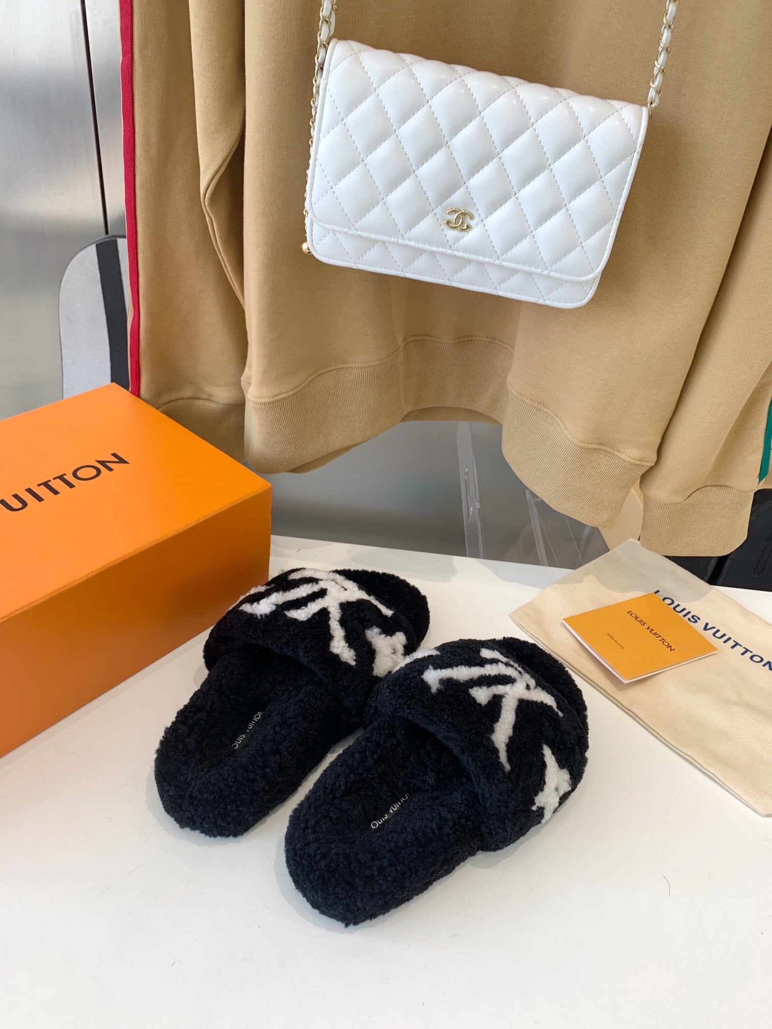 LOUIS VUITTON LV WOMEN'S PASEO FLAT SLIPPER IN BLACK FLEECE WITH WHITE LOGO