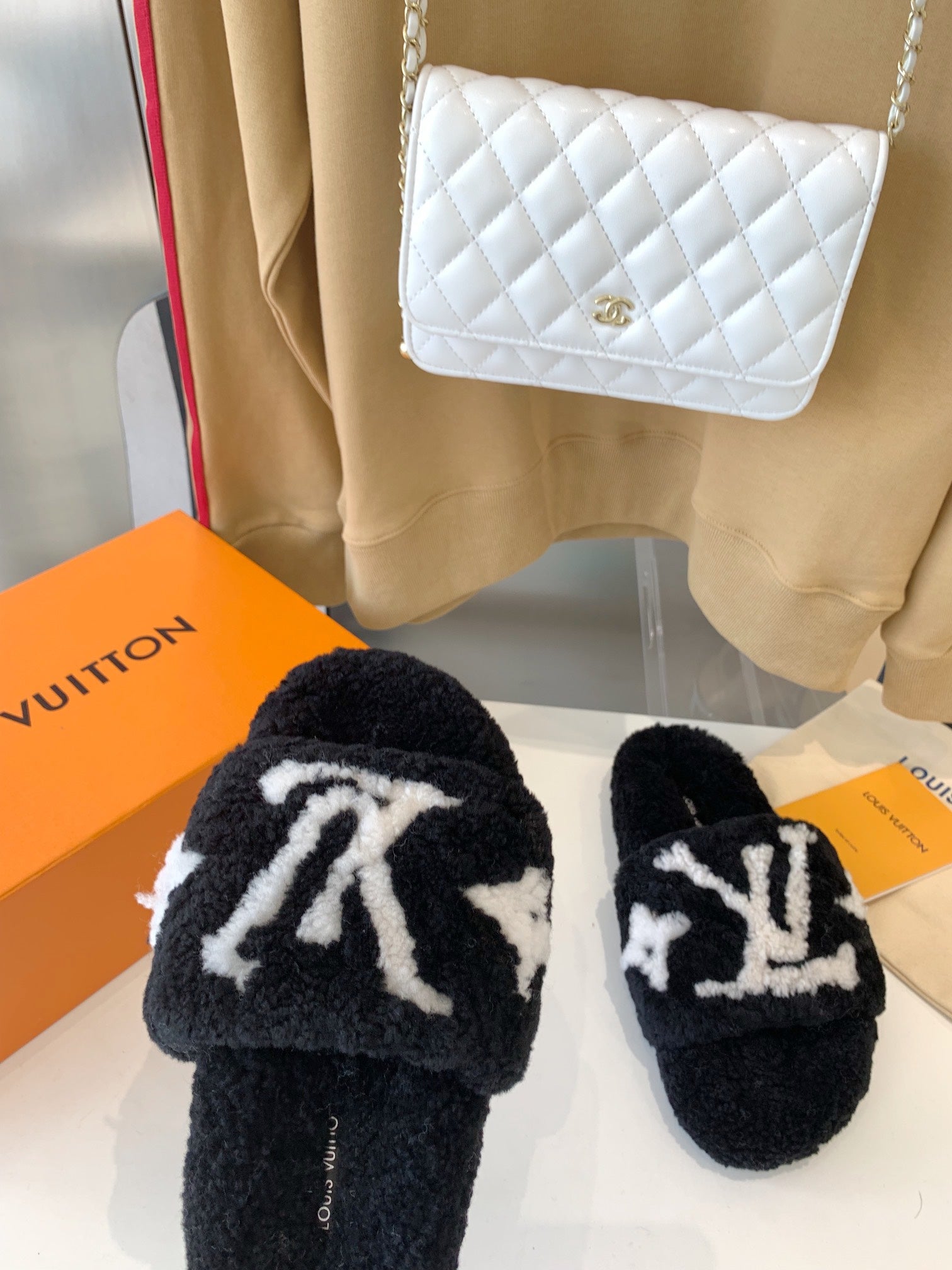 LOUIS VUITTON LV WOMEN'S PASEO FLAT SLIPPER IN BLACK FLEECE WITH WHITE LOGO