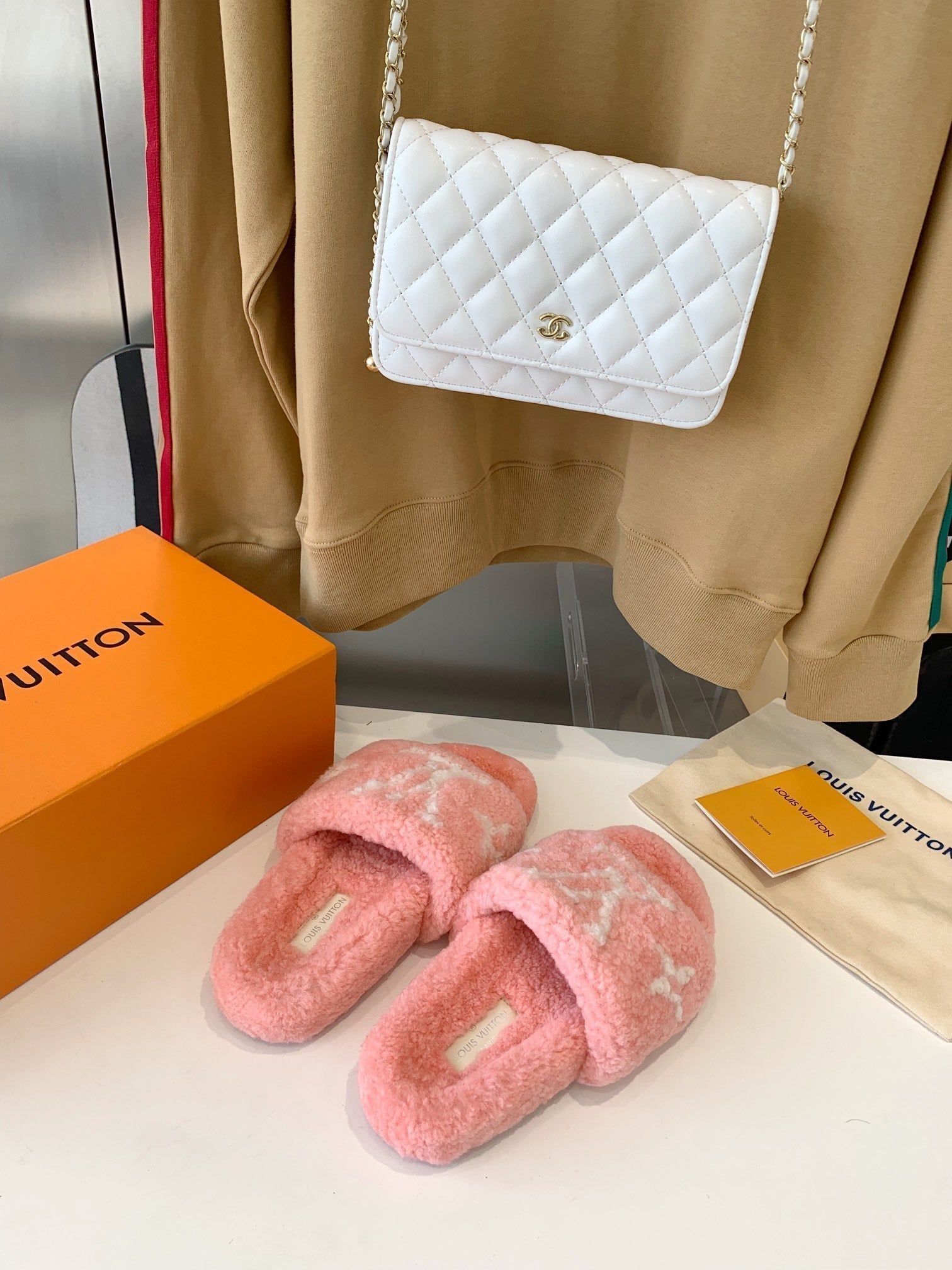 LOUIS VUITTON LV WOMEN'S PASEO FLAT SLIPPER IN LIGHT PINK FLEECE WITH WHITE LOGO