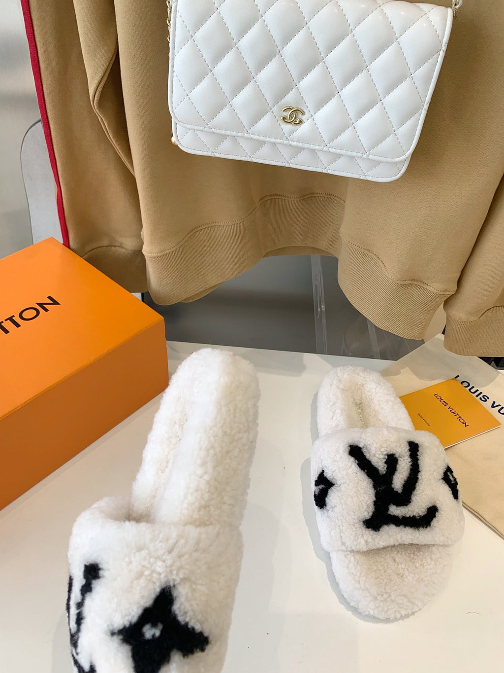 LOUIS VUITTON LV WOMEN'S PASEO FLAT SLIPPER IN WHITE FLEECE WITH BLACK LOGO
