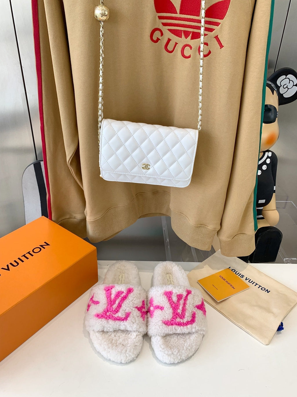LOUIS VUITTON LV WOMEN'S PASEO FLAT SLIPPER IN WHITE FLEECE WITH BRIGHT PINK LOGO