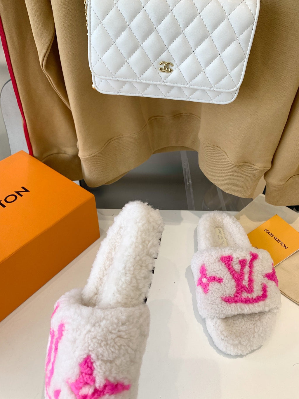 LOUIS VUITTON LV WOMEN'S PASEO FLAT SLIPPER IN WHITE FLEECE WITH BRIGHT PINK LOGO