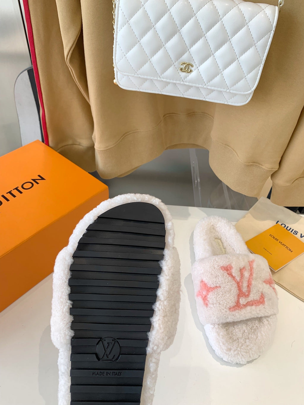 LOUIS VUITTON LV WOMEN'S PASEO FLAT SLIPPER IN WHITE FLEECE WITH LIGHT PINK LOGO
