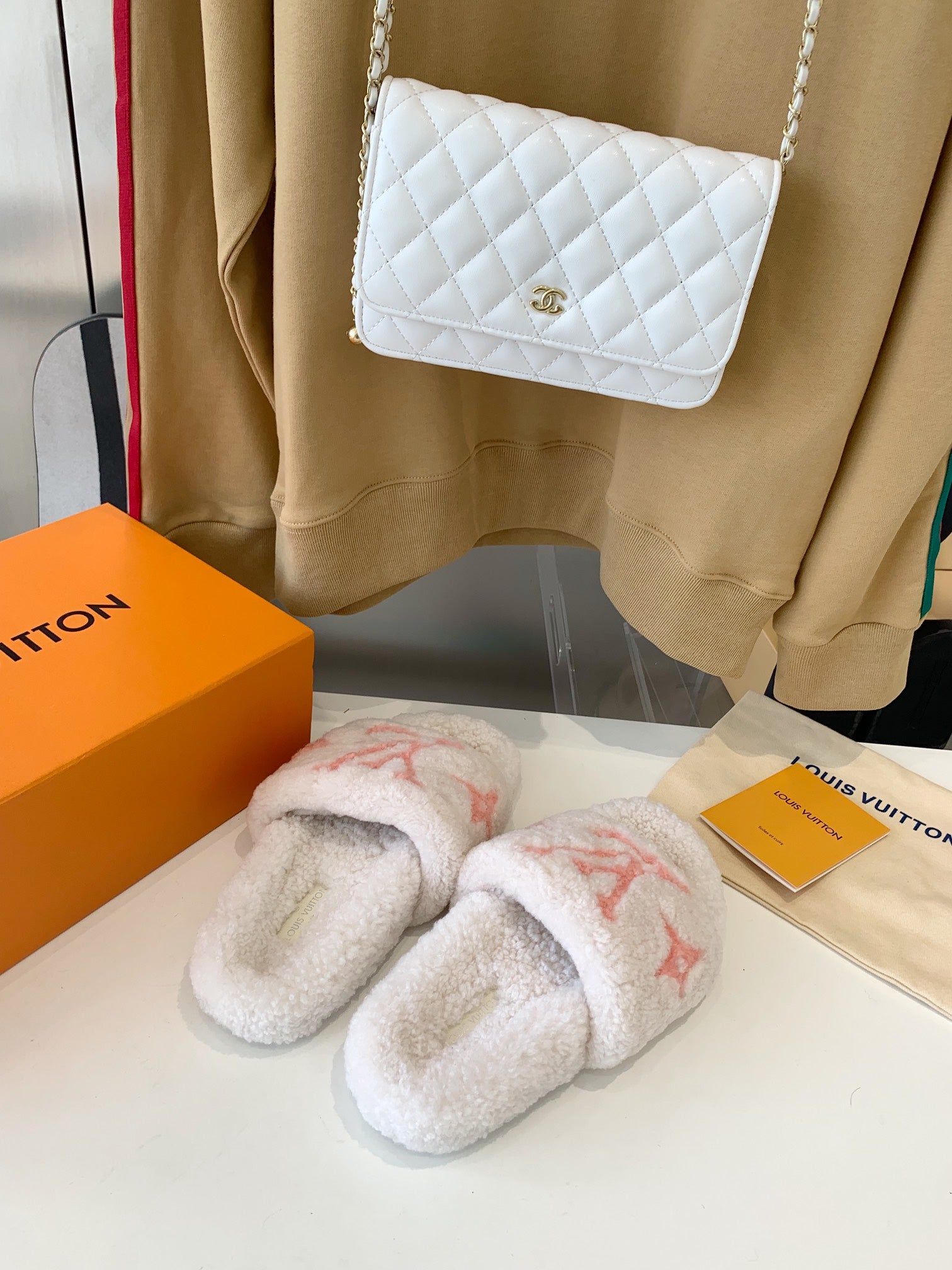 LOUIS VUITTON LV WOMEN'S PASEO FLAT SLIPPER IN WHITE FLEECE WITH LIGHT PINK LOGO