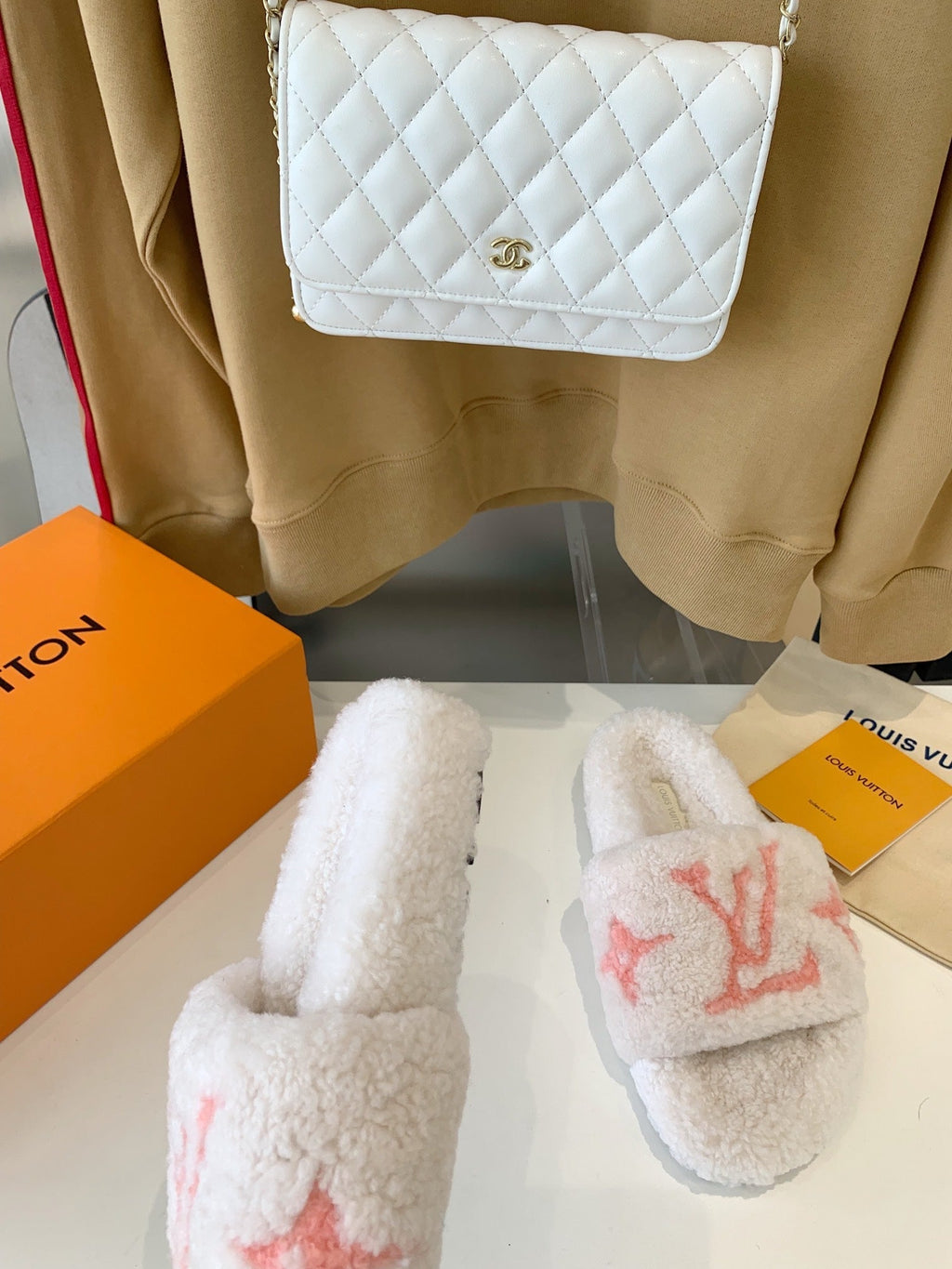 LOUIS VUITTON LV WOMEN'S PASEO FLAT SLIPPER IN WHITE FLEECE WITH LIGHT PINK LOGO
