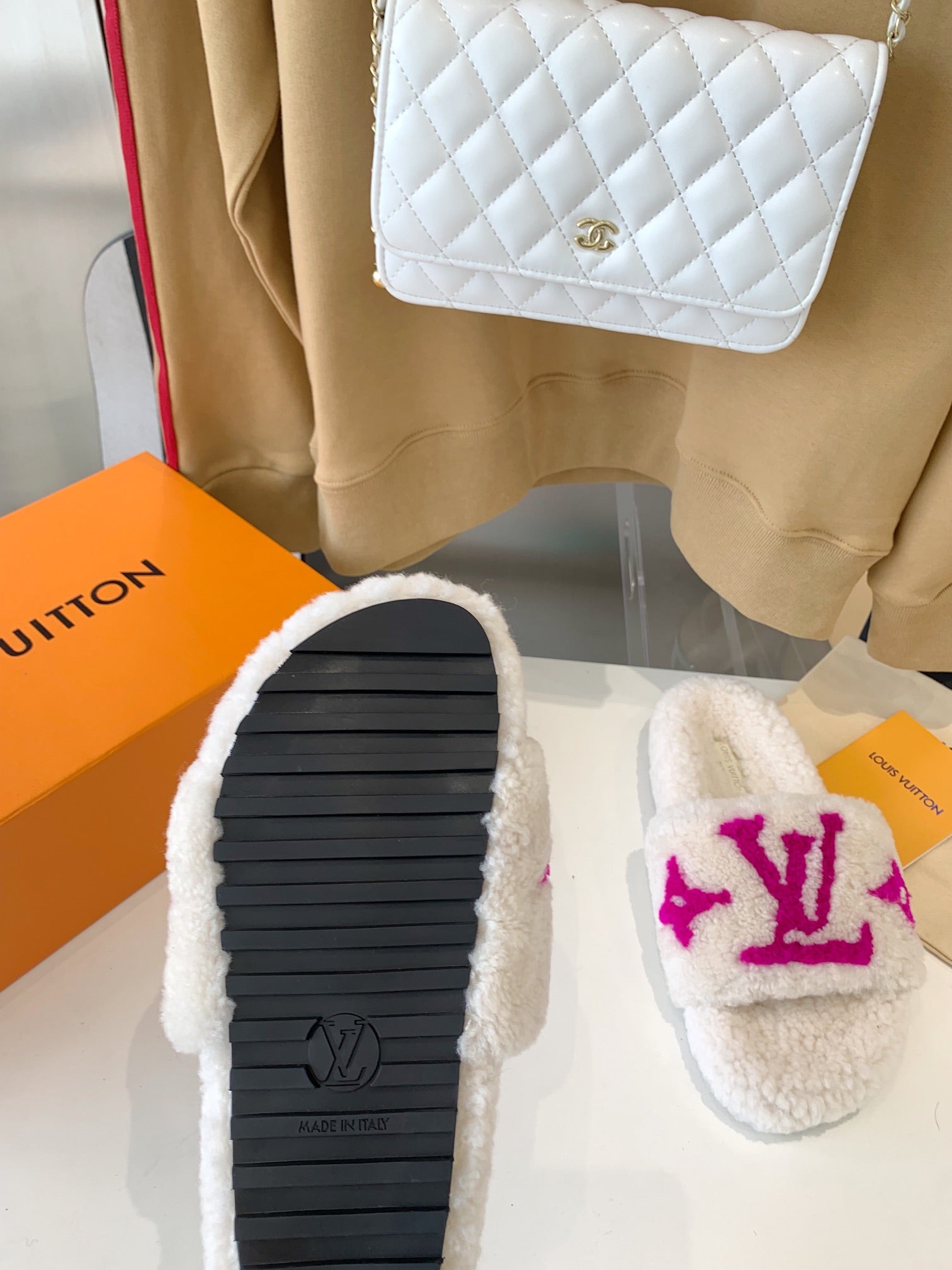 LOUIS VUITTON LV WOMEN'S PASEO FLAT SLIPPER IN WHITE FLEECE WITH PINK LOGO