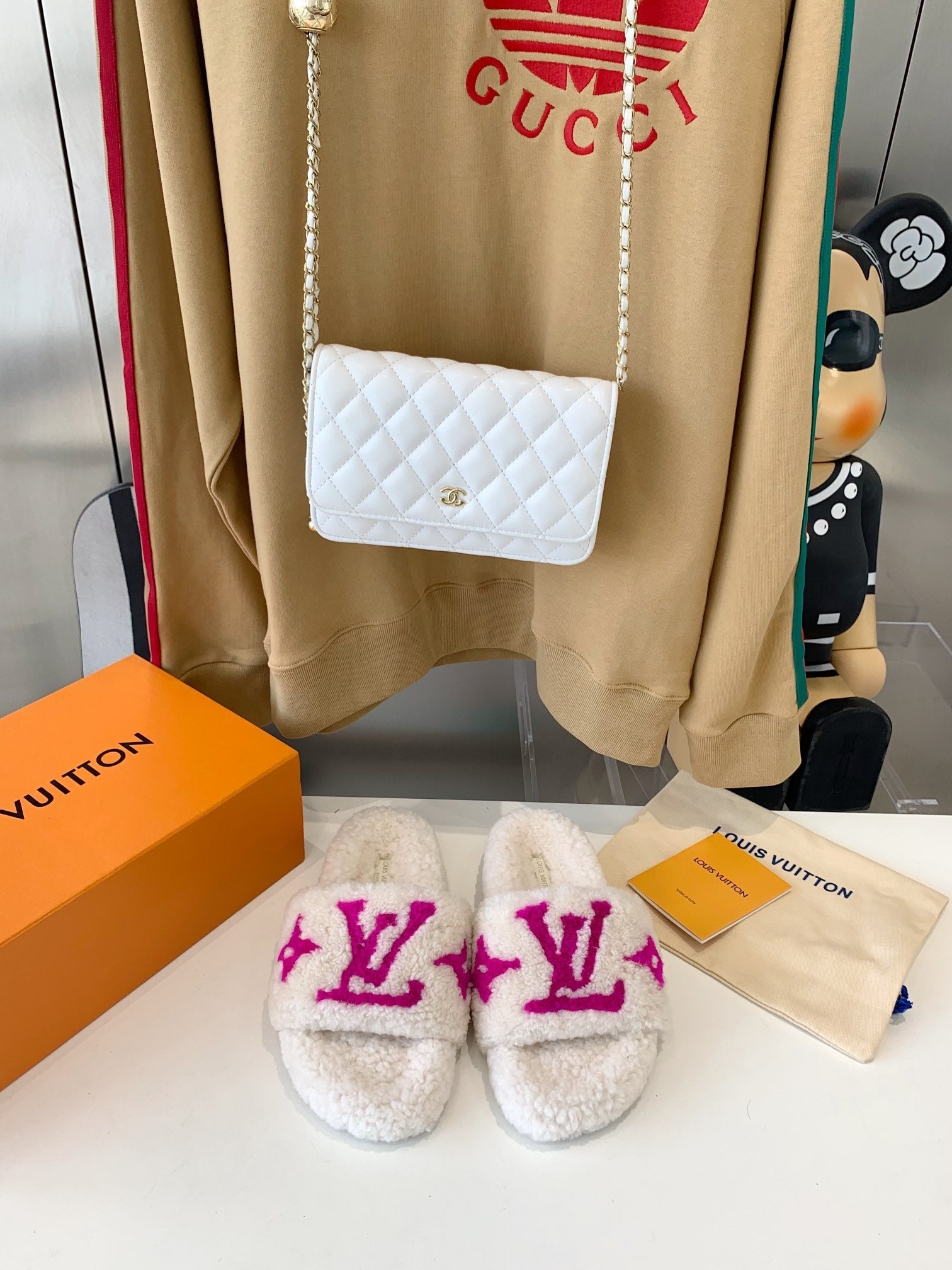 LOUIS VUITTON LV WOMEN'S PASEO FLAT SLIPPER IN WHITE FLEECE WITH PINK LOGO